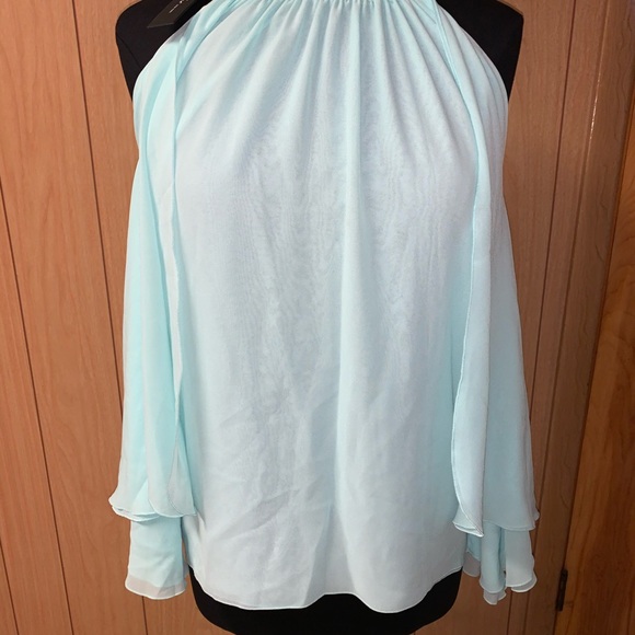 Shoulder cut chiffon top - Picture 2 of 5